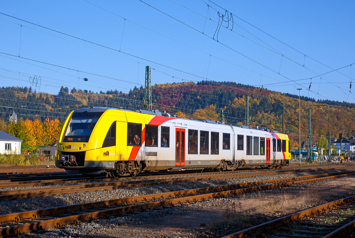 
Der nagelneue VT 507 (95 80 1648 107-8 D-HEB / 95 80 1648 607-7 D-HEB) ein Alstom Coradia LINT 41 der neuen Generation / neue Kopfform der HLB (Hessische Landesbahn GmbH) fährt am 27.10.2015, als RB 95 (Siegen - Betzdorf/Sieg - Au/Sieg), Umlauf HLB61662, vom Bahnhof Betzdorf/Sieg weiter in Richtung Au/Sieg. 

Der Alstom Coradia LINT 41 wurde 2015 von Alstom in Salzgitter unter der Fabriknummer D041418-007 gebaut und an die HLB (BW Siegen) geliefert. Das Abnahmedatum war der 14.07.2015.