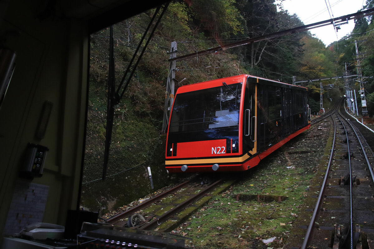 Der Nankai-Konzern, Partnerbahn der MOB: Nachdem der Abhäsionszug des Nankai-Konzerns die Endstation Gokuraku-bashi erreicht hat, muss man noch auf eine Standseilbahn umsteigen, die von 538 m.ü.M. auf 863 m.ü.M. hinaufführt. Von der oberen Endstation aus geht es dann noch mit dem Bus ein Stückweit bis zur Tempelstadt Kôya-san, vorbei an einem alten Schild, das besagt, dass Frauen von hier an nicht weiter dürfen. Die Standseilbahn-Strecke bekam 2019 zwei neue Seilbahnwagen mit einem Wagenkasten von CWA in Olten. 5.November 2022 