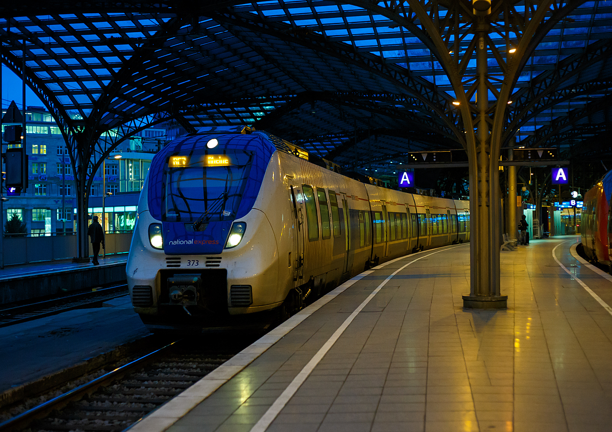 
Der National Express ET 373 (94 80 9442 373-8 D-NXG) und ein weiterer (zwei gekuppelte fnfteilige Bombardier Talent 2) fahren am 28.12.2027 aus dem Hbf Kln aus. Sie fahren als RE 7  Rhein-Mnsterland-Express  die Verbindung Krefeld - Kln - Wuppertal - Hagen - Hamm - Mnster - Rheine. 