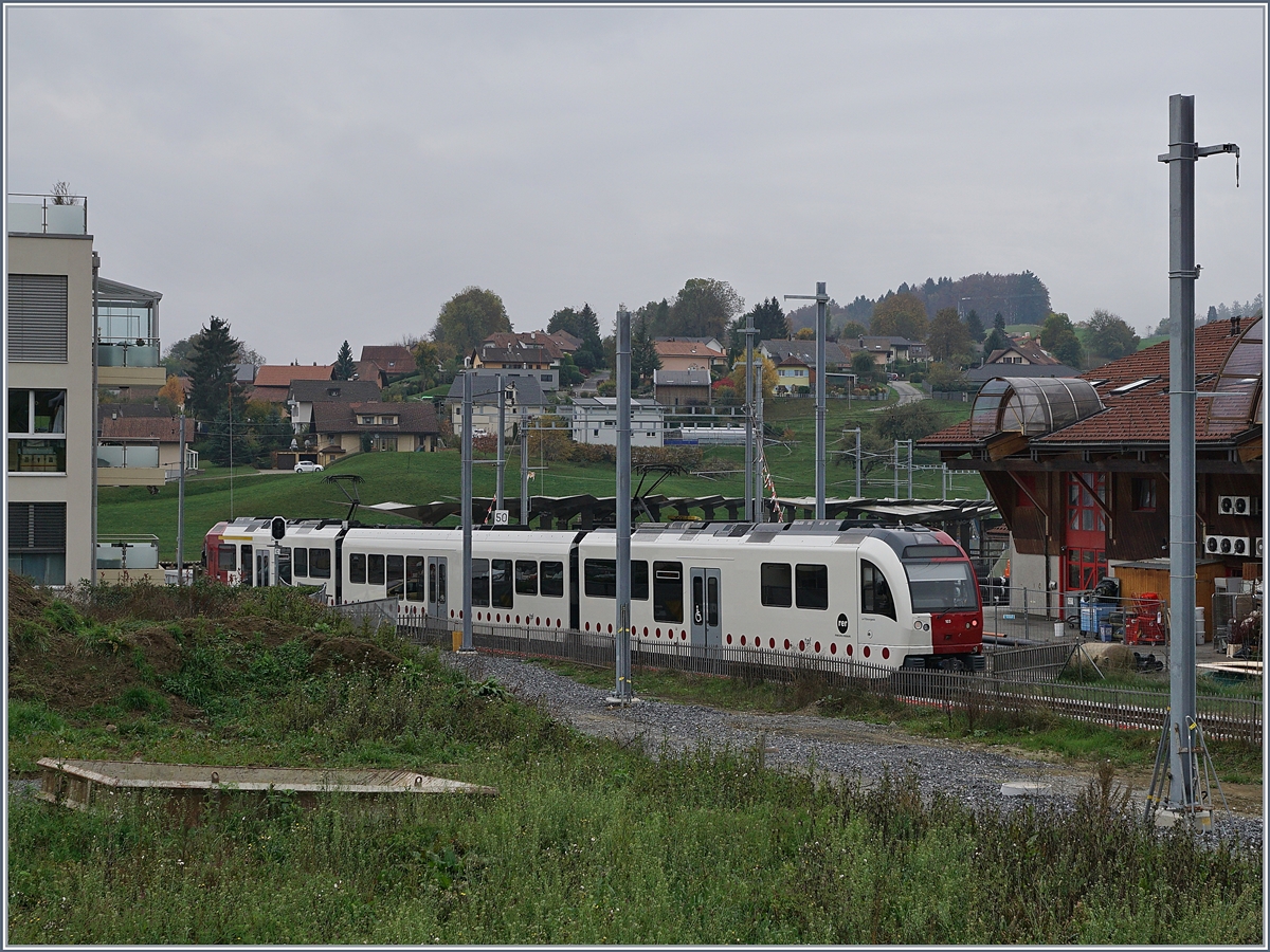 Der  neue  Bahnhof von Châtel St-Denis benötig zur Einführung in die Strecken nach Bulle einen leichten S-Bogen, der wie im Bild zu sehen z.T. etwas östlicher als die zur Zeit betriebene Stecke zu liegen kommt.

28. Okt. 2019
