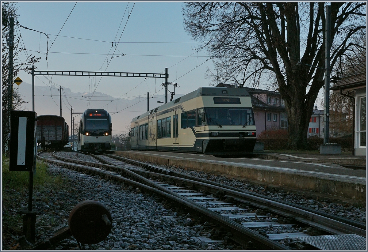 Der neue GTW ABeh 2/6  SURF  und der zwanzig Jahre ältere Ur-Schmalspurbahn Be 2/6 begegnen sich in St-Légier Gare.
