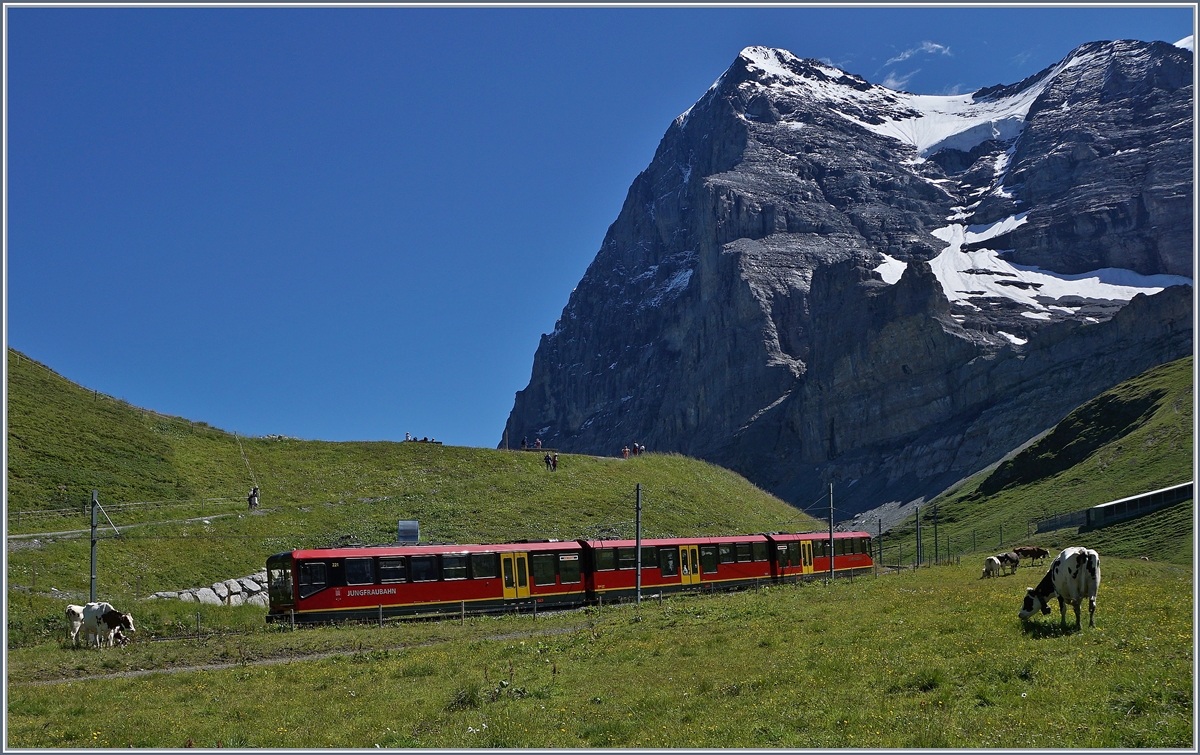 Der neue Jungfraubahnzug Bhe 4/8 auf Talfahrt kurz vor der kleinen Scheidegg, im Hintergrund der Eiger.
8. August 2016