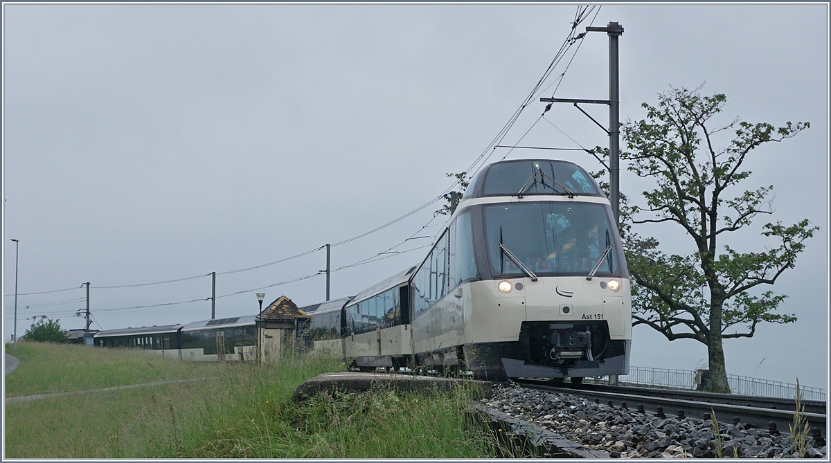 Der  neue  MOB GoldenPass Panoramique Express als PE 2118 auf der Fahrt von Montreux nach Zweisimmen bei Châtelard VD. 

15. Mai 2020