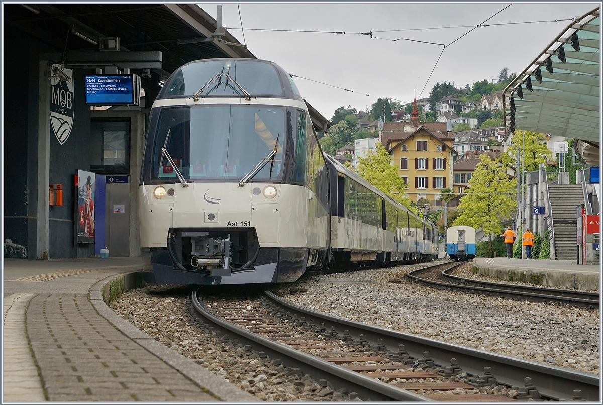 Der  neue  MOB Panoramic steht in Montreux zur Abfahrt nach Zweisimmen bereit. Der Zug PE 2228 ist wie folgt zusammengesetzt: Ast 151 As 112, Bs 236, Bs 237, Bd 205 und der Schiebelok Ge 4/4 8004. 

14. Mai 2020