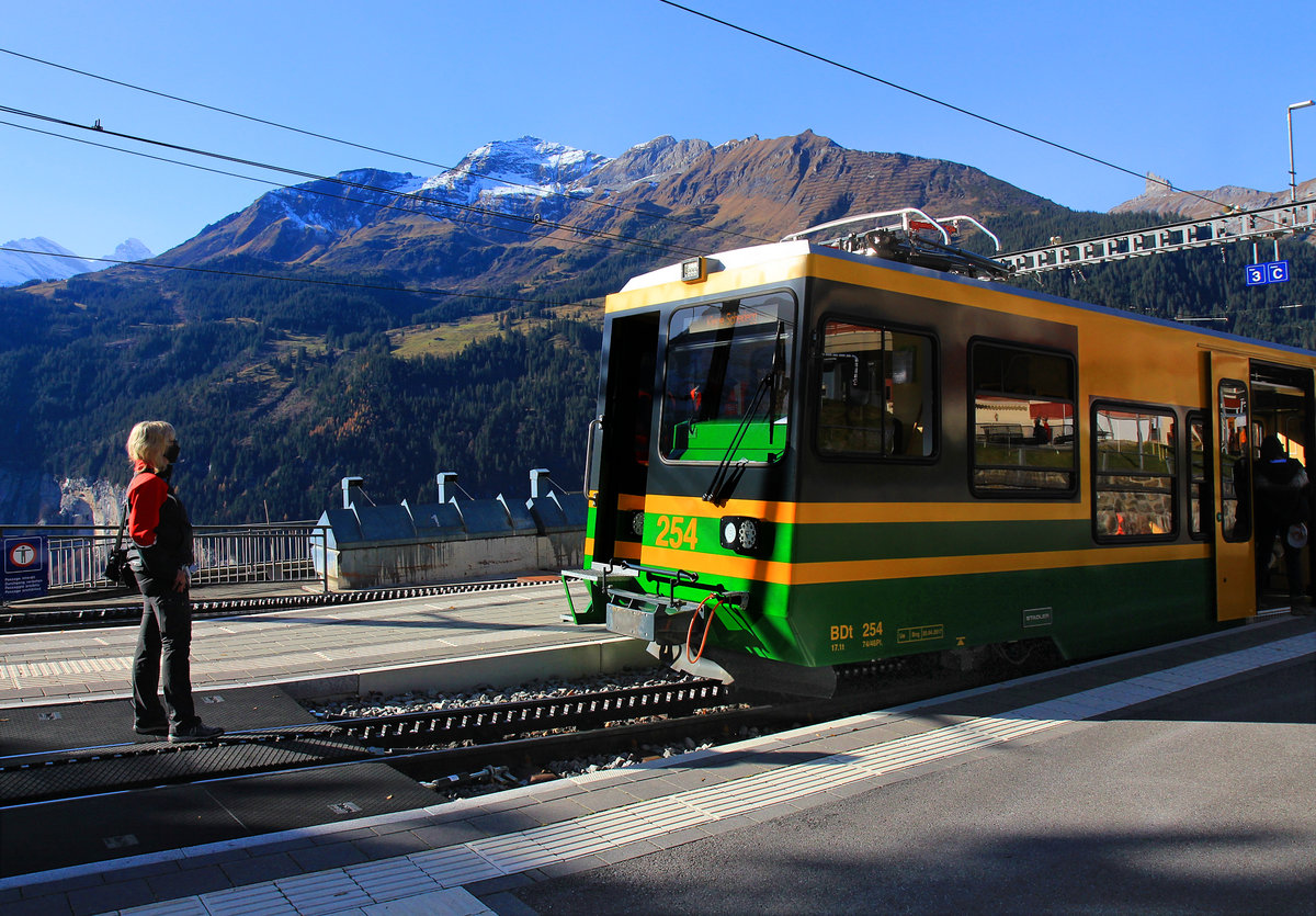 Der neue Steuerwagen BDt 254 in herbstlicher Atmosphäre mit etwas Schnee auf den Bergspitzen. Wengen, 7.November 2020 