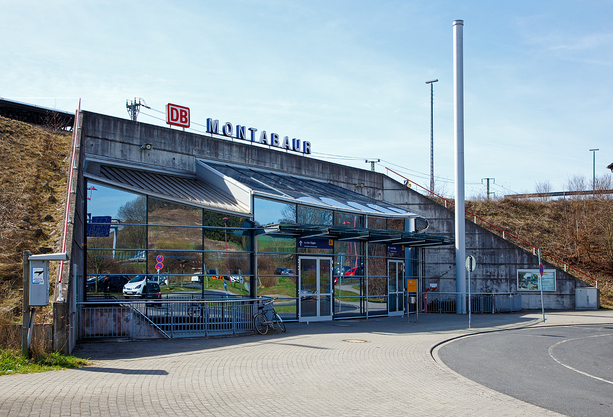 
Der Nordeingang zum ICE-Bahnhof Montabaur an der Schnellfahrstrecke Köln–Rhein/Main (KBS 472 bei Streckenkilometer 89) am 25.03.2017.  Hier ist alles unter den Gleisen, wobei mitlerweile die Geschäfte alle leerstehen un zu vermieten sind. Man muss aber auch wissen, das Montabaur kein Ümsteigebahnhof ist, sonder eher ein Park und Ride Bahnhof ist.