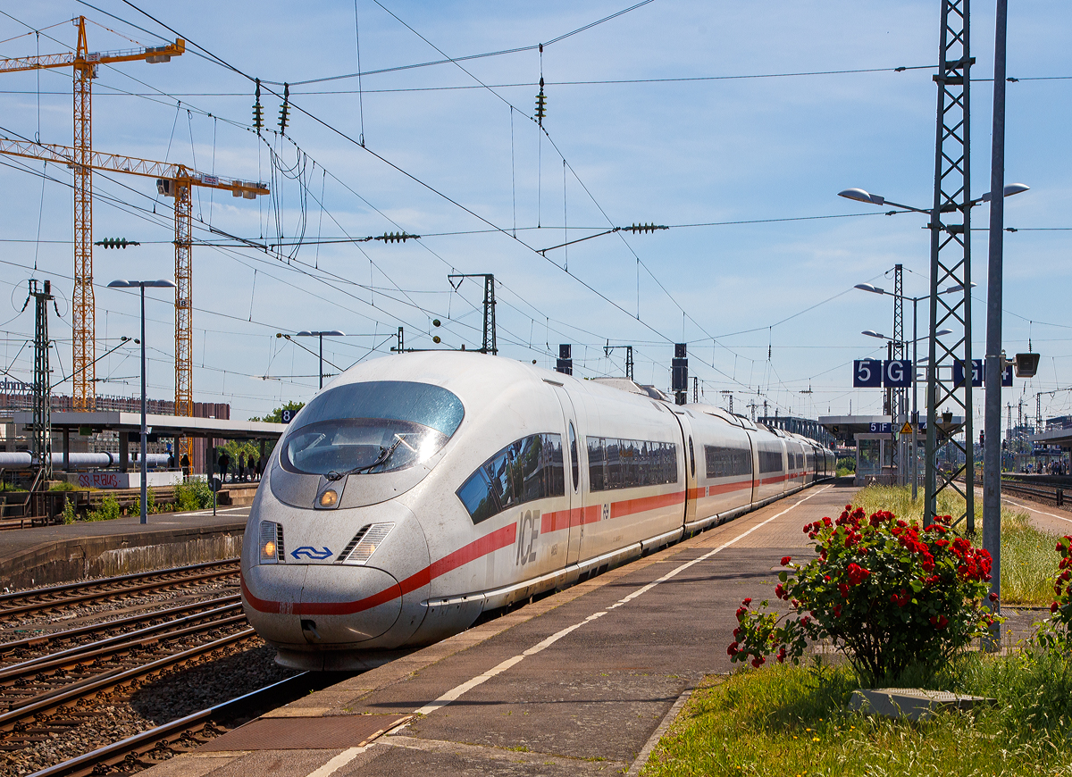 
Der NS (Nederlandse Spoorwegen) ICE 3M Tz 4653 (93 80 5406 053-9 D-NS) fährt am 01.06.2019 durch den Bahnhof Köln Messe/Deutz zum Hauptbahnhof Köln.