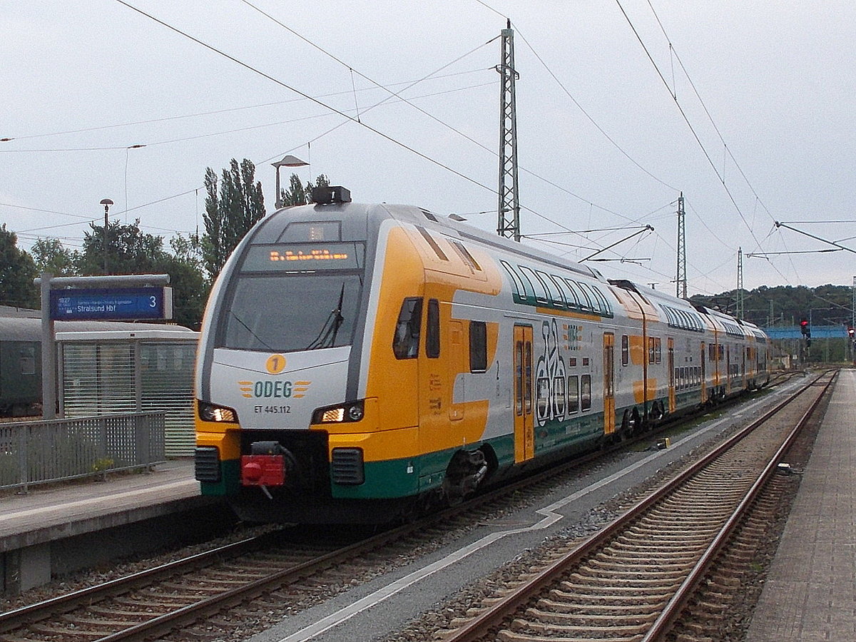 Der ODEG KISS ET445 112,als Strandexpress,von Binz auf der Rückfahrt nach Berlin Südkreuz,am 22.Juli 2017,bei der Durchfahrt durch Bergen/Rügen.