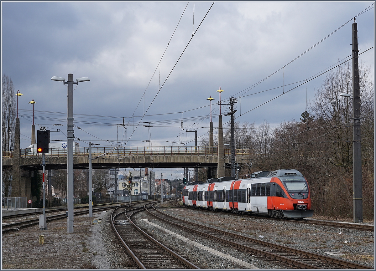 Der ÖBB ET 4024 017-8 verlässt Bregenz in Richtung Feldkirch. 

16. März 2018