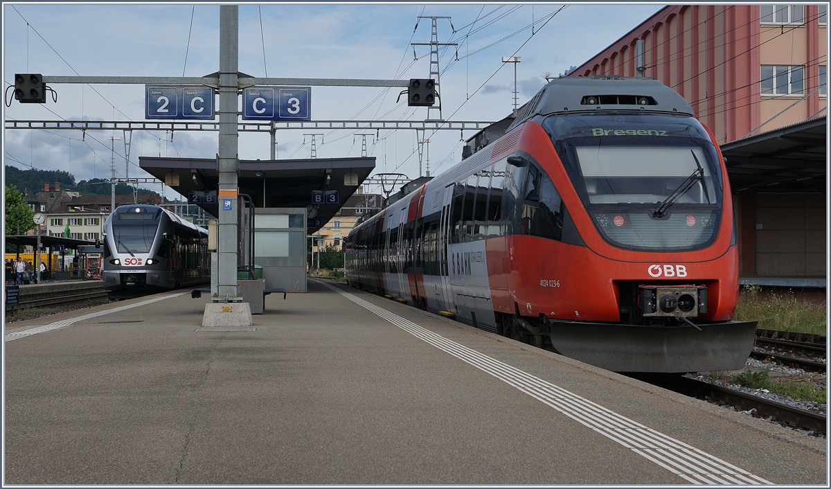 Der ÖBB ET 4024 023-6 ist aus Bregenz in St.Margrethen eingetroffen, während von St.Gallen her ein SOB Flirt als S4 Richtung Sargans den Anschluss vermitteln wird.
11. Juli 2017