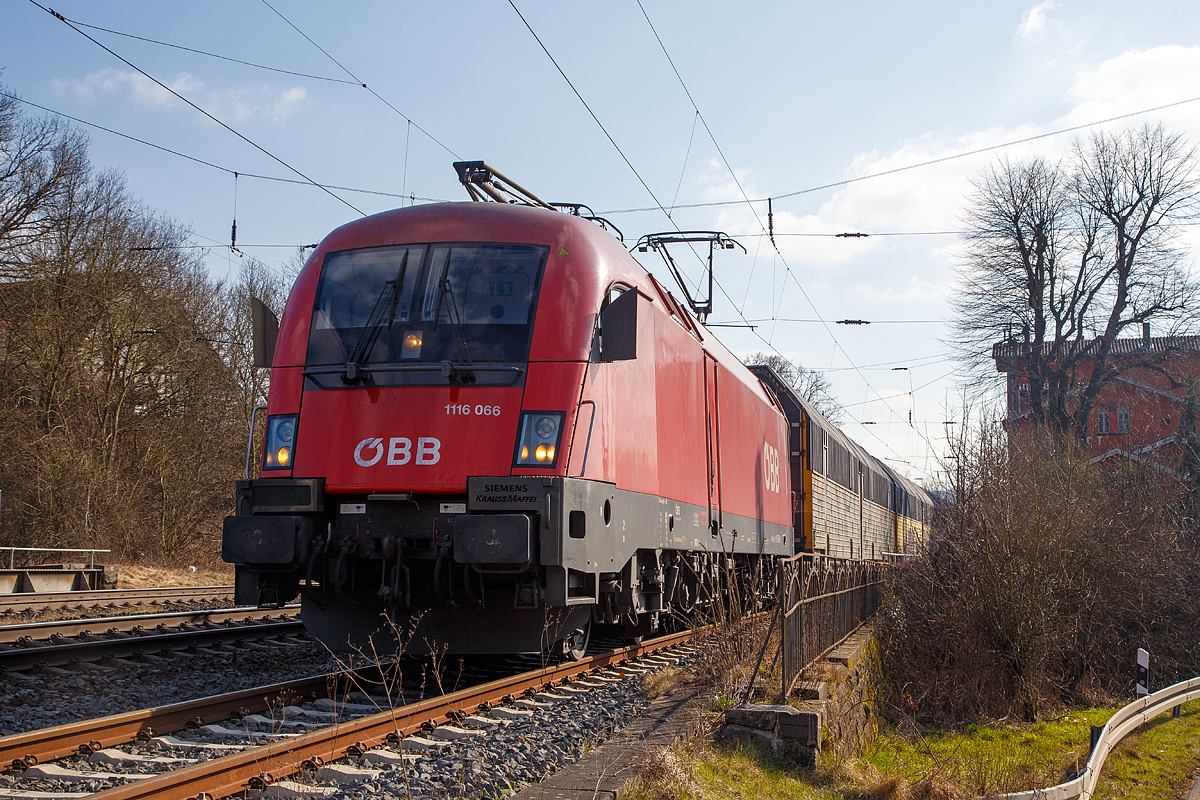 
Der ÖBB Taurus 1116 066 (91 81 1116 066-2 A-ÖBB) hat mit einem ARS Altmann Autotansportzug (mit geschlossene Doppelstock Autotransportwaggons) am 24.03.2018 in Neustadt (Hessen) Hp 0. 

Die Siemens ES 64 U2 wurde 2002 von Siemens unter der Fabriknummer 20495 gebaut und an die Österreichische Bundesbahnen geliefert. Sie hat die Zulassungen für Österreich und Deutschland.