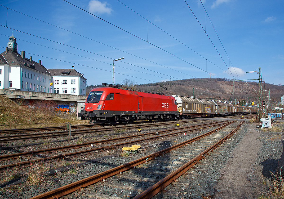 Der ÖBB  Taurus 2“ 1116 067 (A-ÖBB 91 81 1116 067-0) fährt am 16.03.2022 mit einem gemischten Güterzug durch Niederschelden in Richtung Köln.

Die Elektrische Universallokomotive vom Typ Siemens ES64U2 wurde 2002 von Siemens unter der Fabriknummer 20496 und als 1116 067-8 an die ÖBB - Österreichische Bundesbahnen geliefert.
