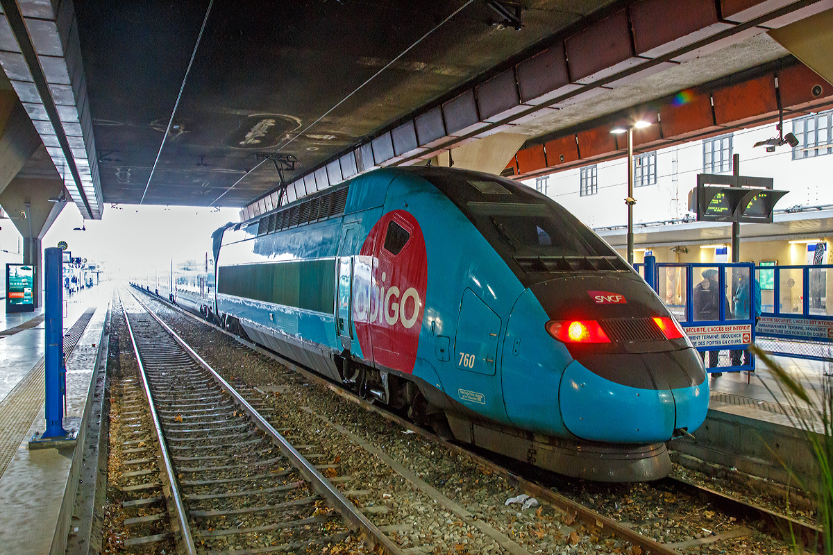 
Der Ouigo TGV Duplex Rame 760 (Triebzug 760) am 26.03.2015 in seinem Zielbahnhof Marseille St-Charles, er kommt aus Marne-la-Vallée / Chessy (östlich von Paris, wo sich auch das Disneyland Paris befindet). 

Die Ouigo TGV Duplex Tiebzüge 760 bis 763, haben die Triebköpfe der TGV Dasye (ex Tz 721-724) und Duplex-Wagen. Die Ouigo verwendet vier modifizierte TGV Duplex-Züge, die ausschließlich nur über eine zweite Klasse, mit 2+2- oder 3+1-Sitzen, verfügen. Einen Speisewagen besitzen die Züge nicht. Mittels dieser Modifizierungen können bis zu 634 Fahrgäste in einem Zug befördert werden, das sind zwanzig Prozent mehr als in üblichen TGV-Zügen. 

Ouigo ist eine Marke der französischen Staatsbahn SNCF für preisgünstige Zugverkehre zwischen Marne-la-Vallée (bei Paris) und dem Südosten Frankreichs. Die Züge unter dieser Marke fahren seit dem 2. April 2013. Das Konzept der Ouigo-Züge basiert auf der Idee der Low-Cost-Carrier  wie im Flugverkehr (beispielsweise Ryanair, Easyjet, etc). 

Weitere Informationen zur Ouigo unter: http://de.wikipedia.org/wiki/Ouigo

