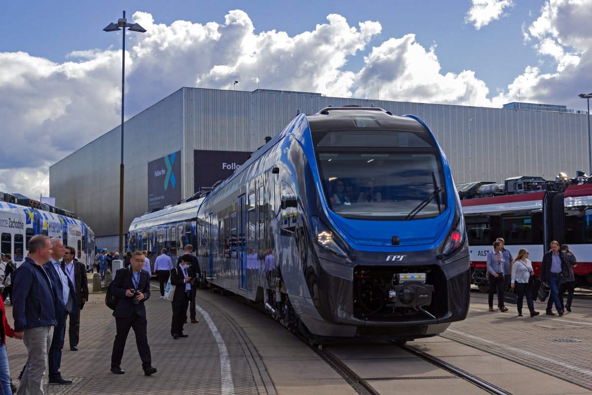 Der polnische Hersteller FPS war mit dem Prototyp eines Hybridtriebzugs mit der Bezeichnung Plus Hybrid auf der InnoTrans vertreten.