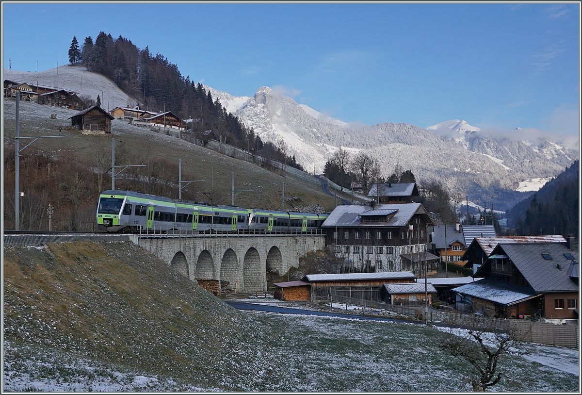 Der R 6815 bestehend aus dem BLS NINA RABe 525 006 und dem BLS Lötschberger RABe 535 117 auf dem Weg in Richtung Zweisimmen. 

3. Dezember 2020