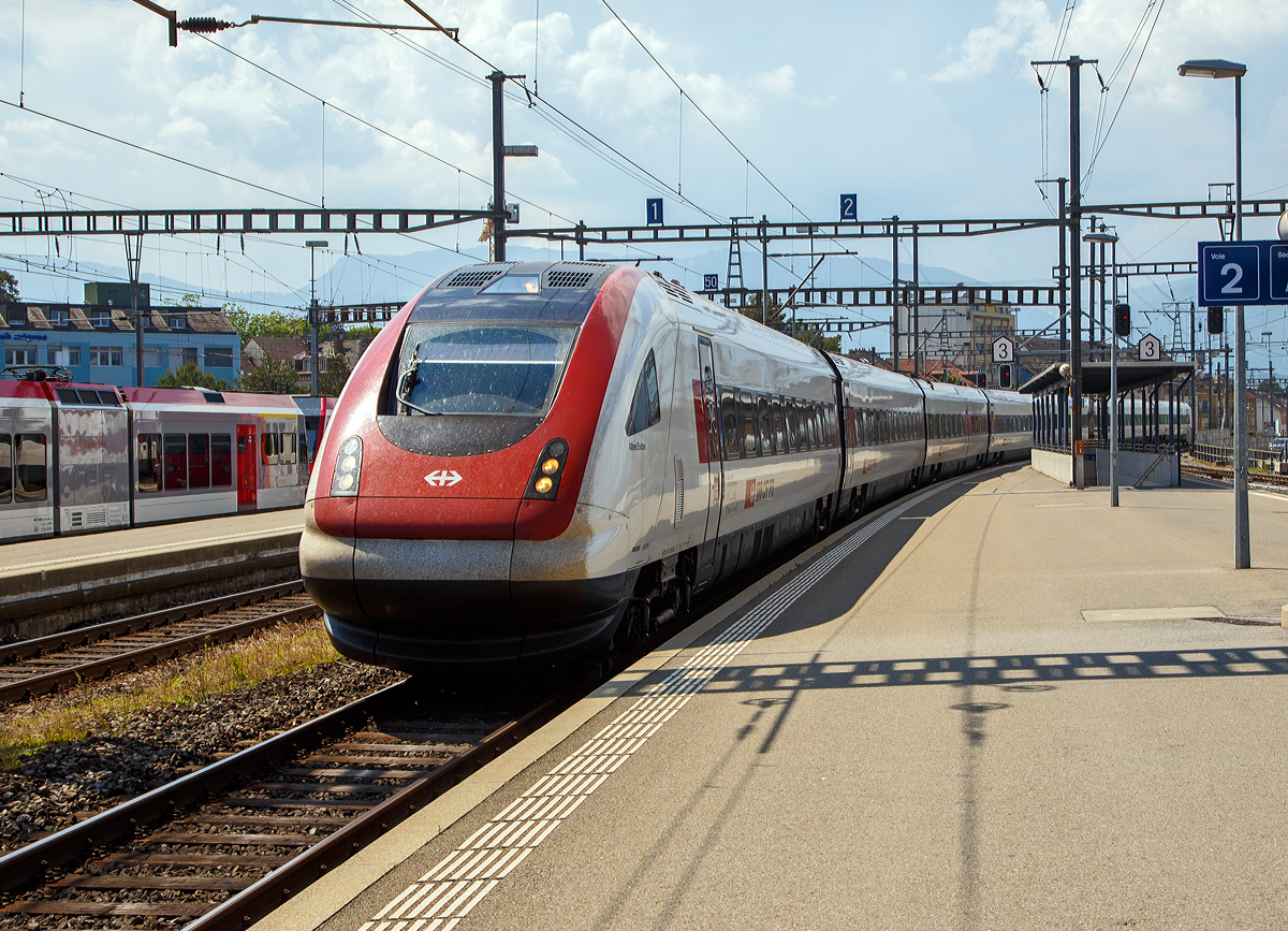 Der RABDe 500 026   Alfred Escher  (ICN für InterCity-Neigezug) fährt am 18.05.2018 als IC 1522 (St. Gallen - Zürich - Lausanne) in den Bahnhof Yverdon-les-Bains (VD) ein.