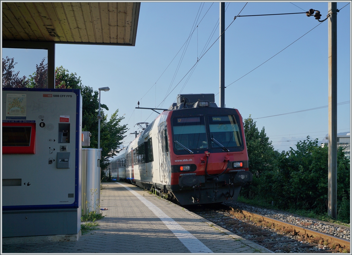 Der RBDe 560 Domino von der  Train des Vignes  verlässt nach dem kurzne Halt den kleinen Haltepunkt Vevey Funi und fährt nun in Kürze in Vevey ein.

20. Juni 2021