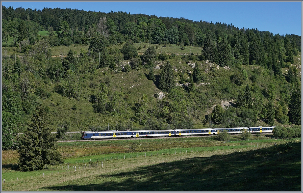 Der RE 18121 von Frasne nach Neuchâtel kurz nach Le Frambourg auf der Fahrt in Richtung Les Verrières. 

4. Sep. 2019