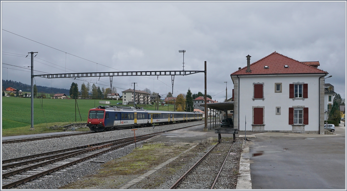 Der RE 18124 Neuchâtel (12:06) nach Frasne (13:06) bei der Durchfahrt in Les Verrières, ein bedienter Bahnhof mit Wartesaal und Billettschalter, reichlich an Prospekten bestückt aber geschlossen und ohne Zugshalt.

Der Zug besteht aus folgenden Fahrzeugen: RBDe 560 004-2, AB 50 85 30-35 603-1, B 5085 20-35 600-9, B 85 20-35 602-5 und dem führenden Bt 50 85 29-35 952-5. 29. Okt. 2019

29. Okt. 2019