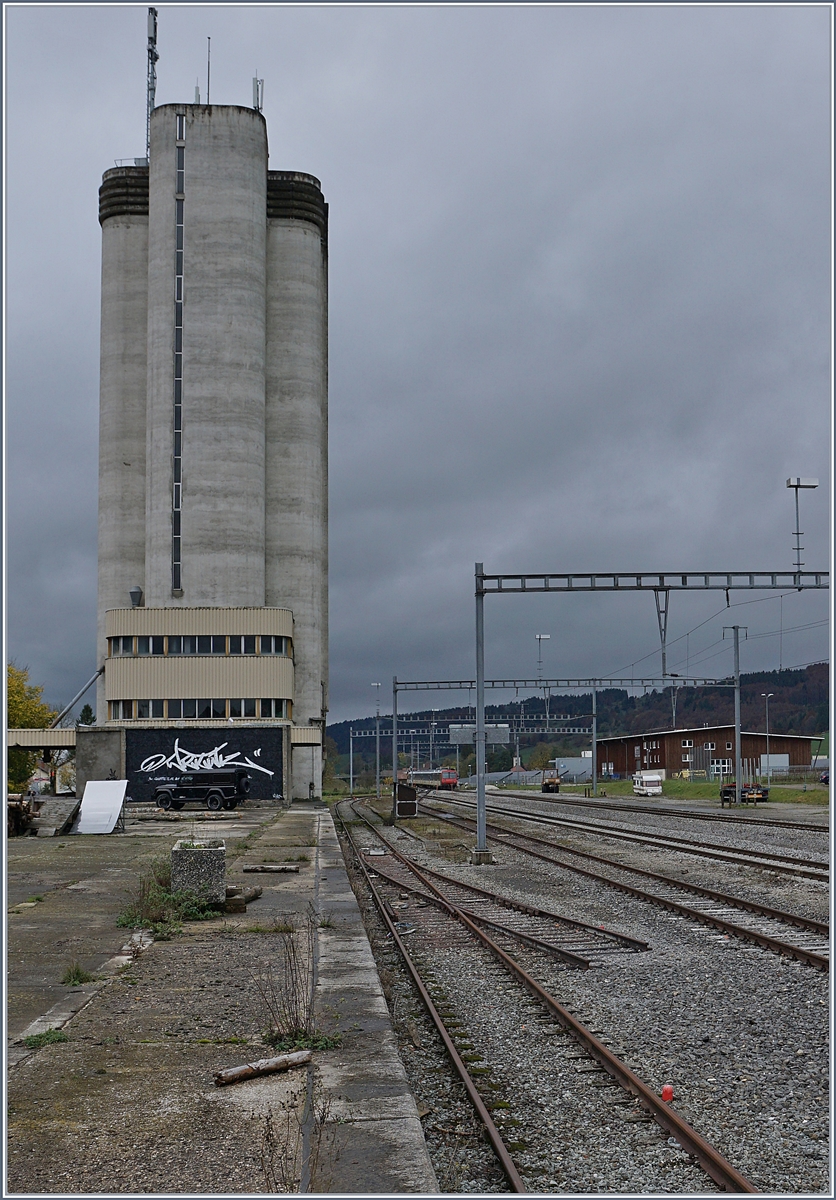 Der RE 18124 verlässt Les Verrières in Richtung Frankreich.

29. Okt. 2019
