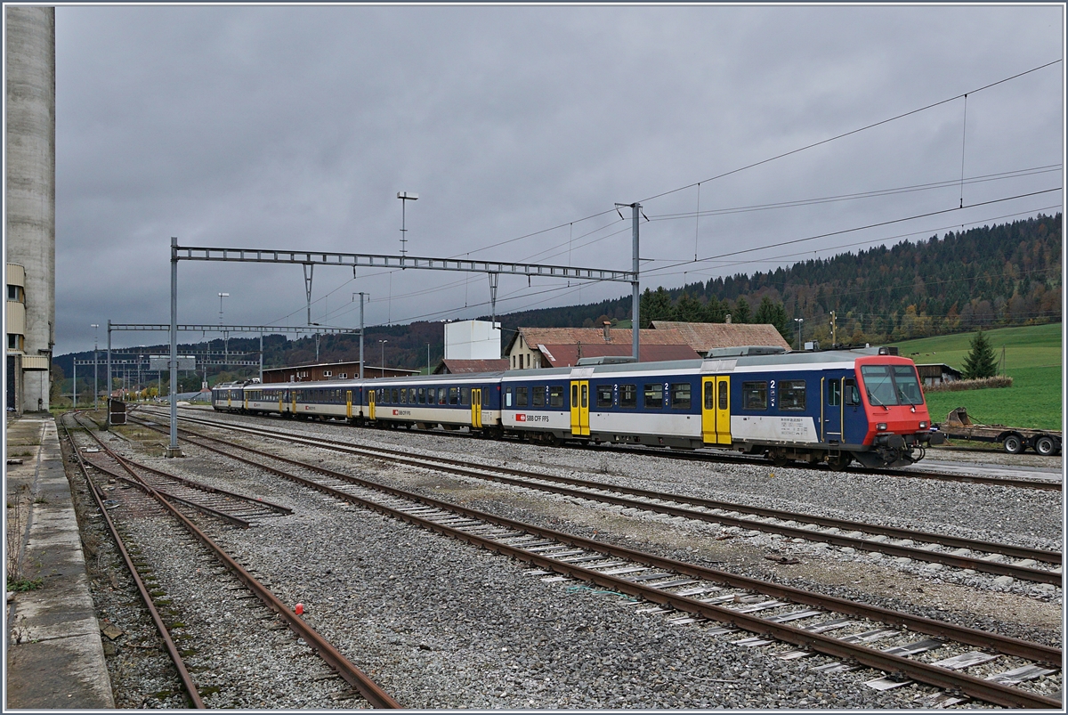 Der RE 18124 verlässt Les Verrières in Richtung Frankreich. 

29. Okt. 2019