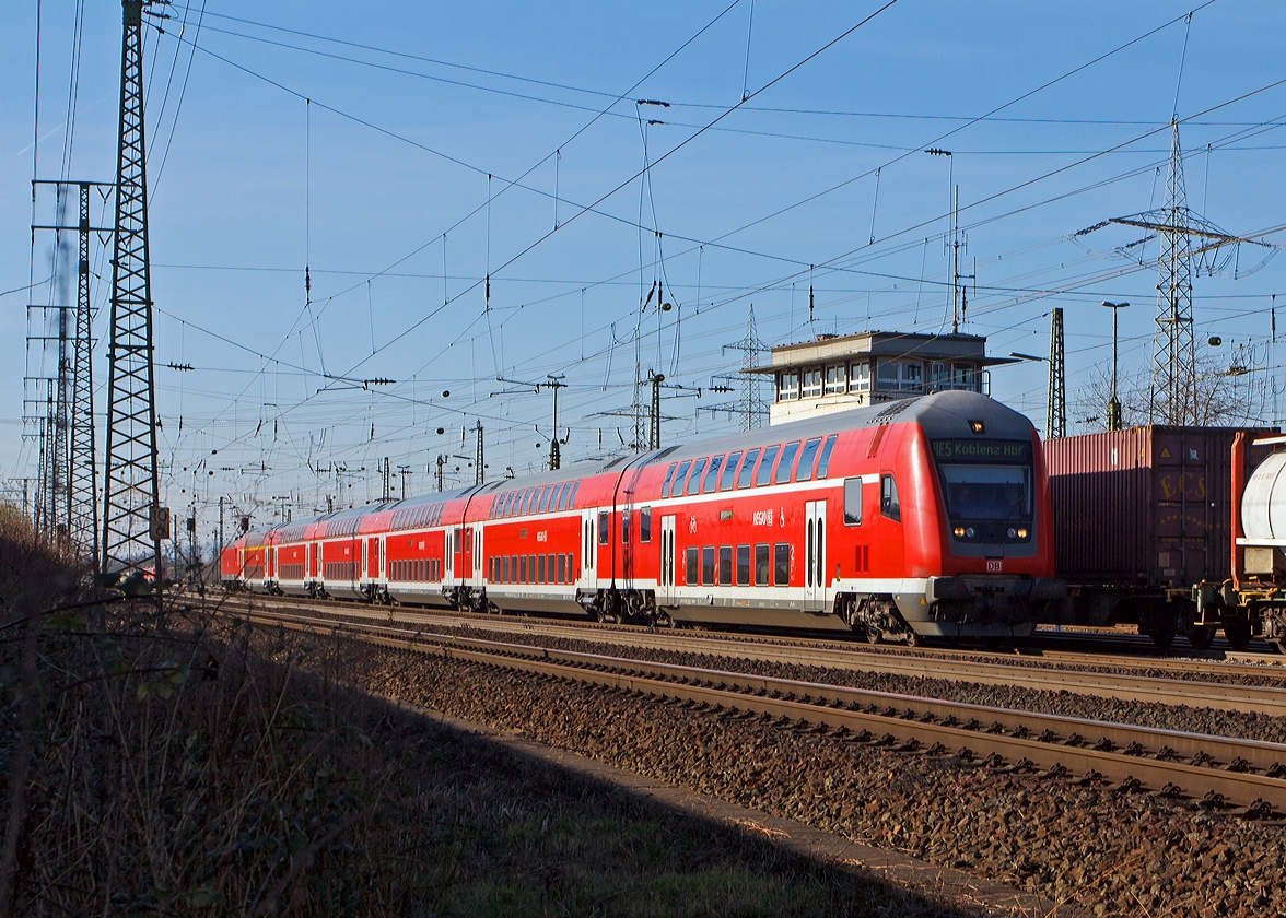 
Der  RE 5  Rhein-Express  (Emmerich - Duisburg - Dsseldorf - Kln - Koblenz Hbf) fhrt am 09.03.2014 bei Koblenz-Ltzel Steuerwagen voraus in Richtung Koblenz Hbf, geschoben wird er von der 146 017-9,