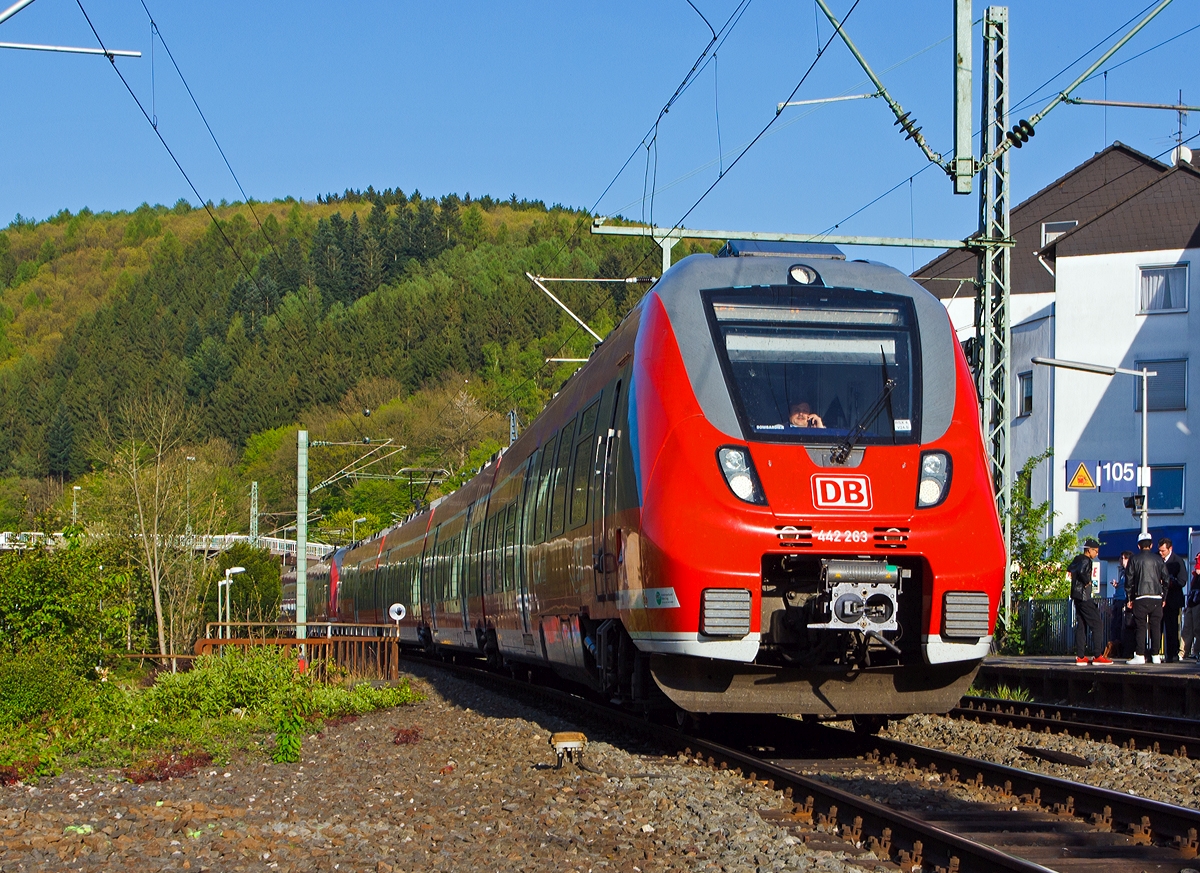 Der RE 9  - Rhein Sieg Express (RSX) Siegen - Köln - Aachen , bestehend aus zwei gekuppelte Bombardier Talent 2 - 442 263 / 763 (vierteilig) und 442 103 / 603 (dreiteilig). Fahren am 17.04.2014 in den Bahnhof Betzdorf/Sieg ein.