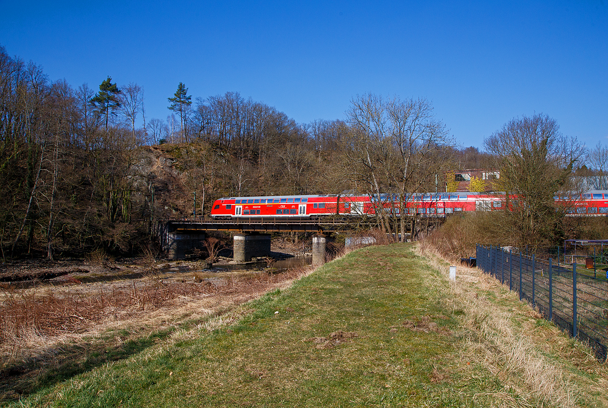 Der RE 9 - Rhein Sieg Express (RSX) Siegen - Köln – Aachen fährt am 26.02.2022 Steuerwagen voraus, durch den Bahnhof Scheuerfeld (Sieg) in Richtung Köln und überquert die Sieg, bevor es gleich in den folgenden 32 m langen Mühlburg-Tunnel geht. Schublok war die 146 006-2.