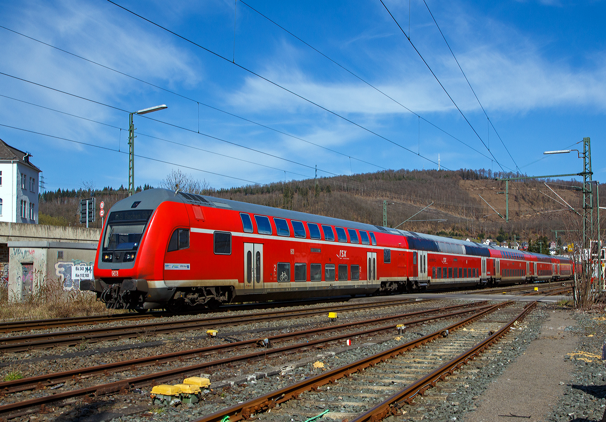 Der RE 9 - Rhein-Sieg-Express (Siegen – Köln - Aachen), fährt am 29.03.2021 steuerwagenvoraus durch Niederschelden (Sieg) in Richtung Betzdorf (Sieg). Schublok war die 146 001-3.
