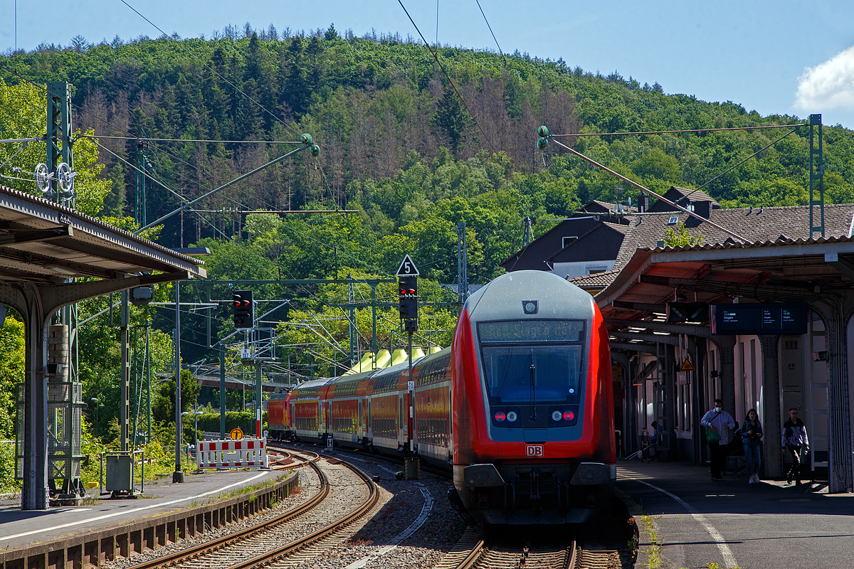 Der RE 9 - Rhein-Sieg-Express (RSX) Aachen – Köln – Siegen am 02.06.2022 beim Halt im Bahnhof Betzdorf (Sieg). Zuglok war die 146 003-9.