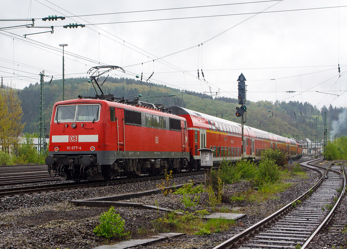 
Der RE 9 (Rhein-Sieg-Express) Aachen-Köln-Siegen im Sandwich, gezogen von 111 015-4 und geschoben von 111 077-4, hier am 06.05.2012 kurz vor der Einfahrt in den Bahnhof Batzdorf/Sieg.