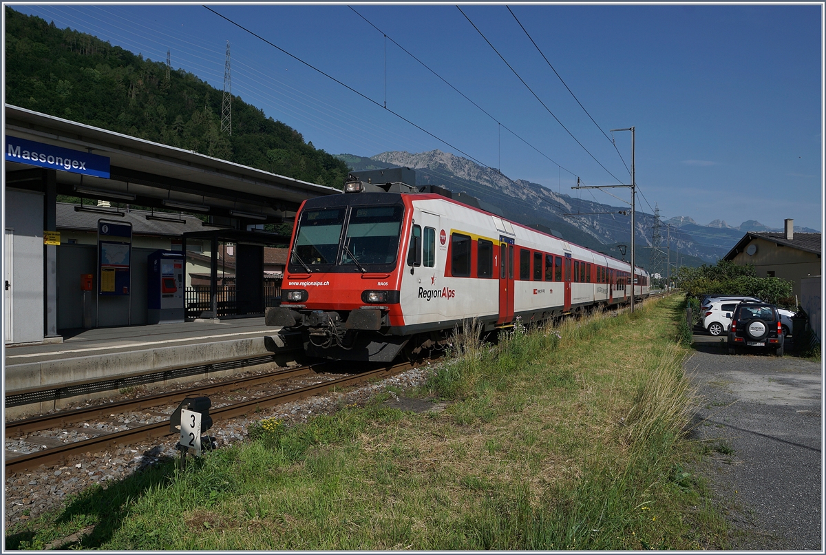 Der Regioalps Regionalzug 6111 von St-Gingolph nach Brig erreicht den Bahnhof von Massonggex. 


25. Juni 2019 