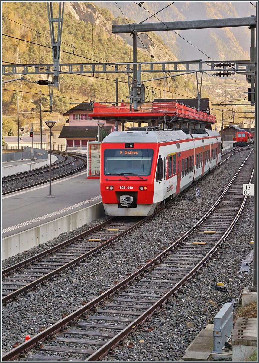 Der RegionAlpes TMR RABe 525 040 NINA wartet in Sembrancher auf den Anschlusszug von Martigny. Dieser wird dann nach Le Chable weiter fahren, während der RABe 525 040 nach Orsières fährt.

30. Okt. 2024