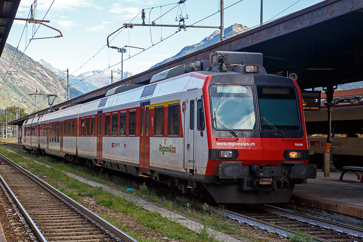 Der RegionAlps NPZ DOMINO RA09 (RBDe 560 409-5) am 15.09.2017 im Bahnhof Domodossola. 

Die RegionAlps, ist ein Eisenbahnverkehrsunternehmen im Kanton Wallis, das seinen Geschäftssitz in Martigny hat. Die Regionalps SA wurde im Jahr 2003 von den Schweizerischen Bundesbahnen (SBB) und den Transports de Martigny et Régions (TMR) als gemeinsames Tochterunternehmen für den Personennahverkehr im Wallis gegründet. Als dritter Aktionär ist 2009 der Kanton Wallis ins Unternehmen eingestiegen, seither halten die SBB 70 %, die TMR 18 %, und der Kanton Wallis 12 % des Aktienkapitals. Die RA betreibt den Regionalverkehr vor allem im Rhonetal zwischen dem Ostufer des Genfersees und Brig.

Die Domino-Züge bestehen aus 3 Teilen, einem Trieb- und ein Steuerwagen,  sowie einem  Zwischenwagen. RegionAlps besitzen 16 Domino-Züge, in jedem Zug finden bis 288 Fahrgäste Platz.