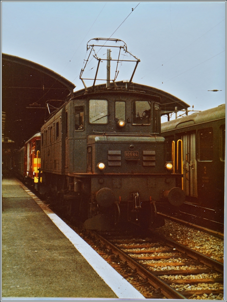 Der Regionalzug 6032 nach Lenzburg wartet bei der Abfahrt in Luzern mit einer interessanten Bespannung bzw. Komposition auf: Ae 3/6 I 10684, De 4/4, B (bis Hochdorf), dann der  Stamm  mit De 4/4, AB, B und Bt. Dabei ist vielleicht noch auf die Tatsache hinzuweisen, dass bereits im fünf Kilometer entfernten Emmenbrücke eine Spitzkehre zur Fahrt ins Seetal nötig war.
4. Juli 1984