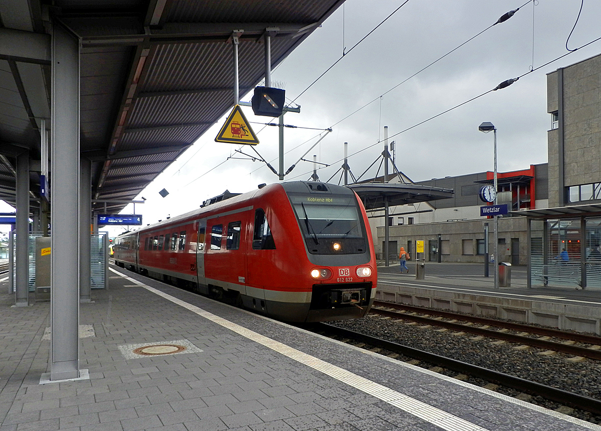 
Der  RegioSwinger  Dieseltriebwagen mit Neigetechnik 612 622 / 612 122 der DB Regio ist am 05.05.2013, als RE 25  Lahntalexpress  (Gießen - Wetzlar - Limburg/Lahn - Koblenz Hbf) in den Bahnhof Wetzlar eingefahren.