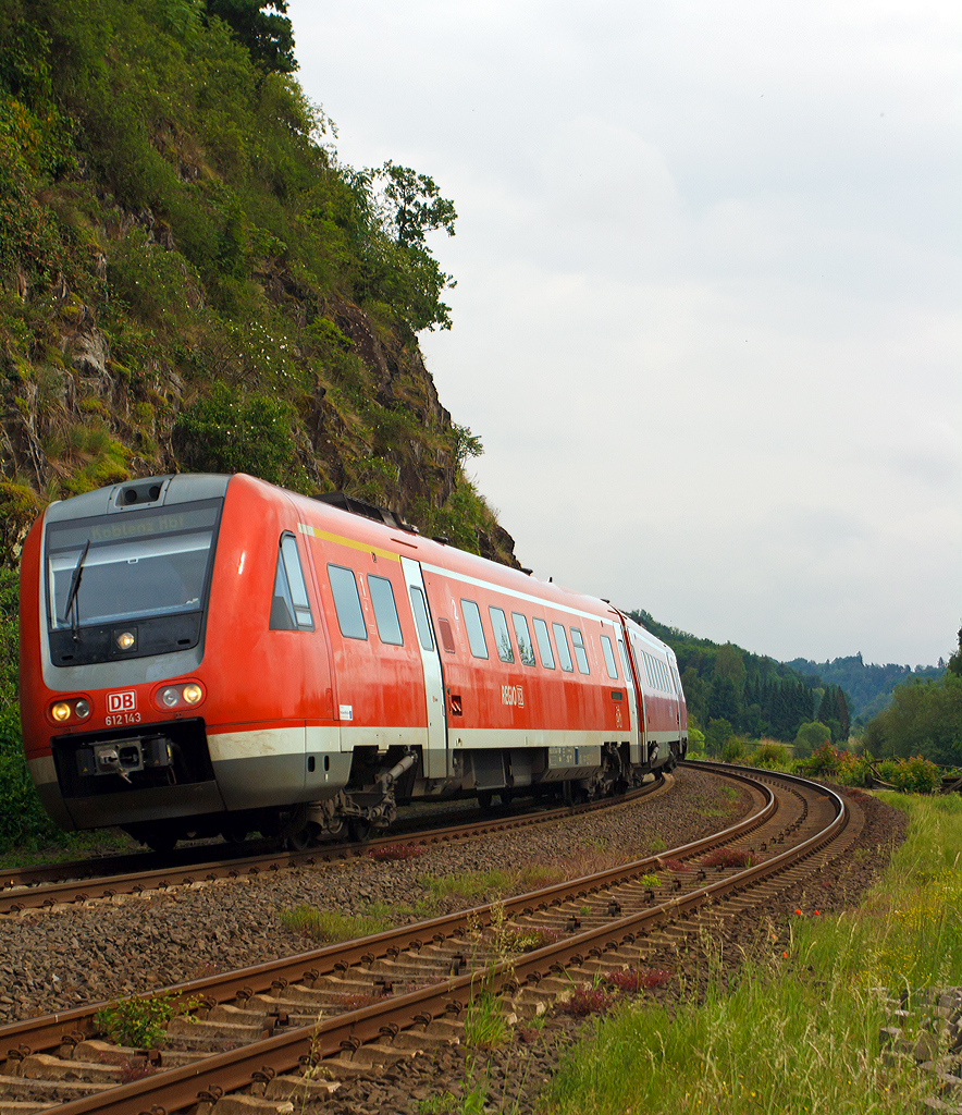 Der  RegioSwinger  ein Dieseltriebzug mit Neigetechnik 612 143 / 612 643 (95 80 0612 143-7 D-DB / 95 80 0612 643-6 D-DB) der DB Regio fährt am 26.05.2014 als RE 25  Lahntalexpress  Gießen – Wetzlar – Limburg (Lahn) – Koblenz Hbf durch Runkel. 

Der Triebzug wurde 2002 von Bombardier unter den Fabriknummern 23769 / 23770 gebaut.