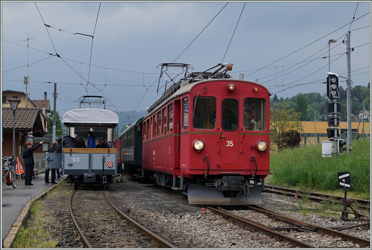 Der RhB ABe 4/4 I N° 35 wartet mit dem Riviera Belle Epoque Zug auf die Abfahrt nach Chaulin. Obwohl der Zug hauptsächlich der Rückführung des Materials nach Chaulin dient, waren doch noch einige Fahrgäste an Bord.
14. Mai 2016