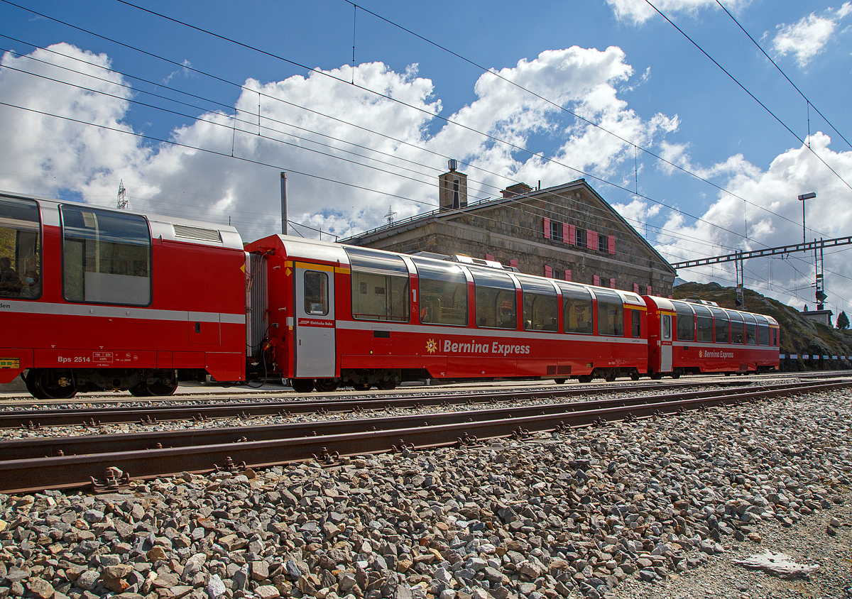 Der RhB Ap 1304 und dahinter am Zugschluss der RhB Ap 1302, zwei 4-achsige 1.Klasse Bernina-Express Panoramawagen der 2. Serie (Nachbau-Serie) am 06.09.2021, im Zugverband des BEX nach St. Moritz, in Ospizio Bernina.

Fr den berhmten Bernina-Express lie die Rhtische Bahn RhB 26 Panorama-Wagen in zwei Serienbauen. Gegenber den zuvor fr andere Strecken gebauten Wagen, weisen die Bernina-Wagen eine um 3,2 m geringere Gesamtlnge auf. Es entstanden neun 1.Klasse- und siebzehn 2.Klasse-Wagen, die sich groer Beliebtheit bei den Fahrgsten erfreuen.

Um den Bernina-Express einheitlich mit Panoramawagen ausrsten zu knnen, wurden 2006–2007 die 2.Serie von 16 Wagen (Api 1301–1306, Bps 2512–2515, Bp 2521–2526) als Nachbauserie beschafft. Diese erhielten nun allerdings luftgefederte Stadler-Drehgestelle und eine (vakuumgesteuerte) Druckluftbremse. Die vakuumgesteuerte Druckluftbremse wurde auch bei den bestehenden Wagen nachgerstet. Zudem wurde im Erstklasswagen eine rollstuhlgngige Toilette eingebaut. Da inzwischen das Rauchen in Schweizer Zgen generell verboten wurde, konnte auch auf eine Trennwand fr ein Raucherabteil verzichtet werden, bei den bisherigen Wagen wurde diese entfernt.

TECHNISCHE DATEN Ap-Wagen:
Baujahr: 2006/2007
Hersteller: Stadler
Spurweite: 1.000 mm
Anzahl der Achsen: 4
Lnge ber Kupplung: 16.450 mm
Breite: 2.650 mm
Hhe: 3.540 mm
Fubodenhhe: 993 mm
Drehgestellart: luftgefederte Stadler-Drehgestelle
Achsabstand im Drehgestell: 1.800 mm
Laufraddurchmesser: 685 mm (neu)
Sitzpltze: 28
Stehpltze: 57
Eigengewicht: 18 t
Nutzlast: 6,4 t
zulssige Geschwindigkeit: 100 km/h
Toilette: 1 Rollstuhlgerechtes WC-System
Lauffhig: StN (Stammnetz) / BB (Berniabahn) / MGB (Matterhorn Gotthard Bahn)