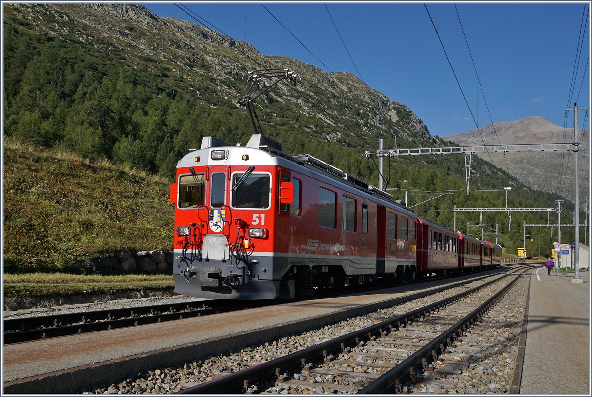 Der RhB Bernina-Bahn ABDe 4/4 III 51 mit einem Regionalzug in Bernina Suot.
13. Sept. 2016 