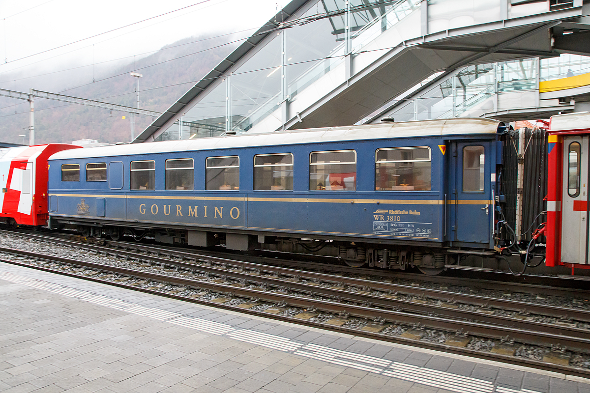 Der RhB Gourmino Speisewagen WR 3810, ex RhB Dr4 3810, ex Mitropa Dr4 10, am 17.02.2017 im Bahnhof Chur.

In den Jahren 1929 und 1930 beschaffte die Mitropa drei als Dr4 10-12 bezeichnete Speisewagen fr den Einsatz in den Luxuszgen der Rhtischen Bahn. Diese Fahrzeuge liefen nicht nur im Glacier Express, sondern auch im Engadin Express und auf Verbindungen nach Davos. Lieferant war die Schweizerische Waggons- und Aufzgefabrik Schlieren (SWS). 1949 ersteigerte die RhB die Speisewagen von der Mitropa.
Die Bezeichnung Dr4 10-12 wurde 1956 in Dr4 3810-3812 und spter in WR 3810-3812 gendert.

WR 3812 wurde 1974 versuchsweise modernisiert und mit Mikrowellenherden ausgerstet. WR 3810-3811 hingegen wurden 1982 bzw. 1983 als nostalgische Speisewagen hergerichtet und mit einer neuen Kcheneinrichtung versehen, die eine Zubereitung frischer Speisen gestattet. 

1996 wurde WR 3812 generalberholt, wobei die RhB auch die Inneneinrichtung weitgehend in den Originalzustand zurckversetzte. Bei dieser Gelegenheit tauschte der Wagen sein rotes gegen ein knigsblaues Farbkleid mit groem  Gourmino -Schriftzug ein. Diesen aufflligen Farbton erhielten spter ebenfalls WR 3810-3811. Alle drei Wagen wurden inzwischen erneut umlackiert und prsentieren sich heute im noblen Blauton des Alpine Classic Pullman Express (ACPE). Der Gourmino fhrt meist auf der spektakulren Albulalinie zwischen Chur und St. Moritz. 

TECHNISCHE DATEN:
Baujahr und Hersteller: 1929 / SWS
Spurweite: 1.000 mm
Anzahl der Achsen: 4
Lnge ber Puffer: 16.440 mm
Sitzpltze: 36
Eigengewicht: 25,0 t
zulssige Geschwindigkeit: 90 km/h
Lauffhig: StN (Stammnetz) / MGB (Matterhorn Gotthard Bahn)
