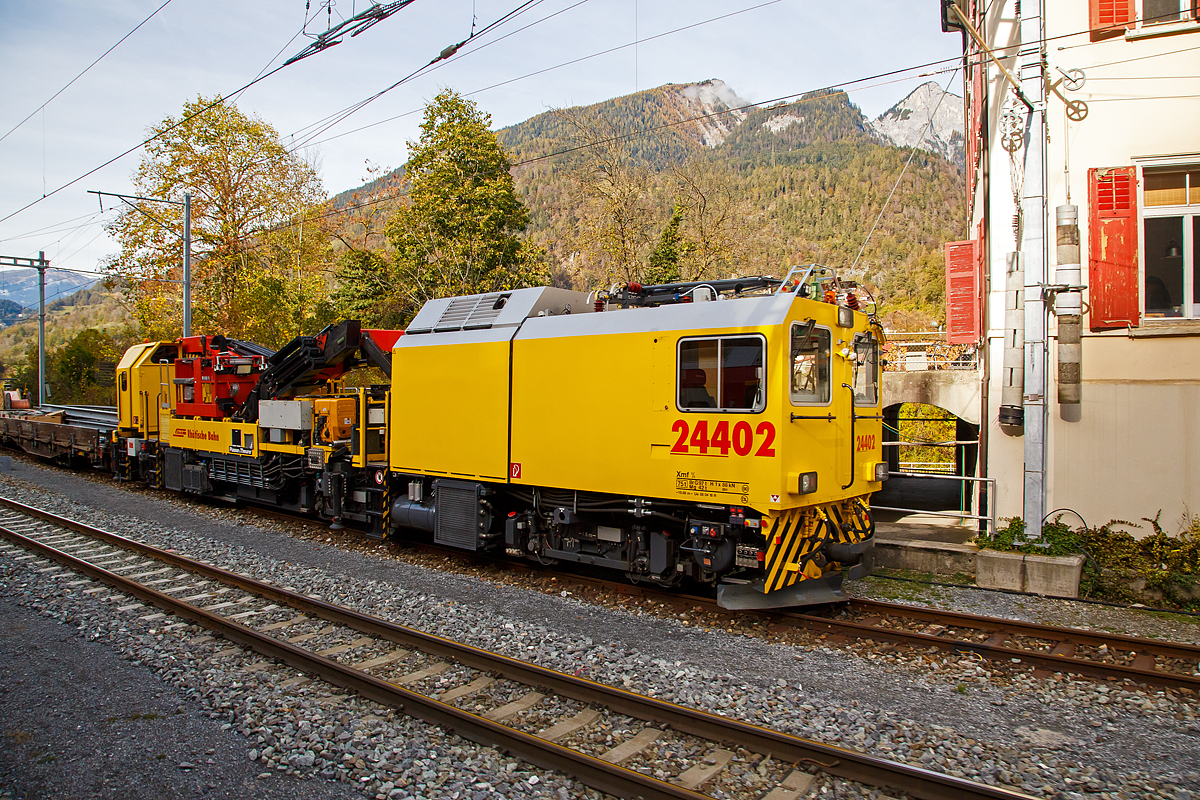 Der RhB (Rhtische Bahn) Xmf 6/6 24402, ein Fahrleitungsturmwagen vom Typ Plasser & Theurer MTW 100.160 steht am 01.11.2019 mit einem Oberleitungsbauzug beim Bahnhofs Reichenau-Tamins (aufgenommen aus einem Zug heraus).

Der MTW 100.160 wurde 2016 von Plasser & Theurer gebaut. Der Xmf 6/6 24402 ist 620 mm lnger und 6 t schwerer als das 2007 gebaute Schwesterfahrzeug Xmf 6/6 24401

TECHNISCHE DATEN: 
Spurweite: 1.000 mm (Meterspur)
Achsformel: Bo’+Bo’Bo’
Baujahr: 2016
Lnge ber Puffer: 19.880 mm
Achsabstand im Drehgestell: 1.800 mm
Leistung der Dieselmotoren: 2 x 395 kW
Eigengewicht: ca. 75,00 t
Hchstgeschwindigkeit: 90 km/h (eigen oder geschleppt)
