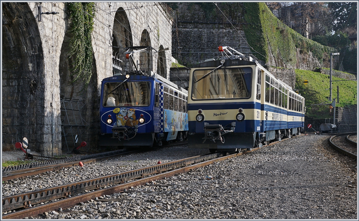 Der Rochers de Naye Bhe 4/8 302 erreicht Montreux, während der Beh 4/8 301 auf den nächsten Einsatz wartet. Dieses Jahr wurde der  Weihnachtsmarkt -Verkehr abgespeckt: auf das Weihnachtsdorf in Caux wurde verzichtet (und somit auf den Halbstundentakt Montreux - Caux) und der Samichlaus kommt dieses Jahr nach 11 Monaten Ferien in den Genuss einer Fünf-Tage Woche (Mi-SO) und so hat er ausgerechnet am 6. Dez. frei...
6. Dez. 2016