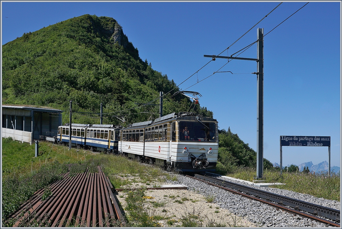 Der Rochers de Naye Bhe 4/8 305 und 304 bei der Wasserscheide von Rhone und Rhein oberhalb von Jaman. 
1. Juli 2018
