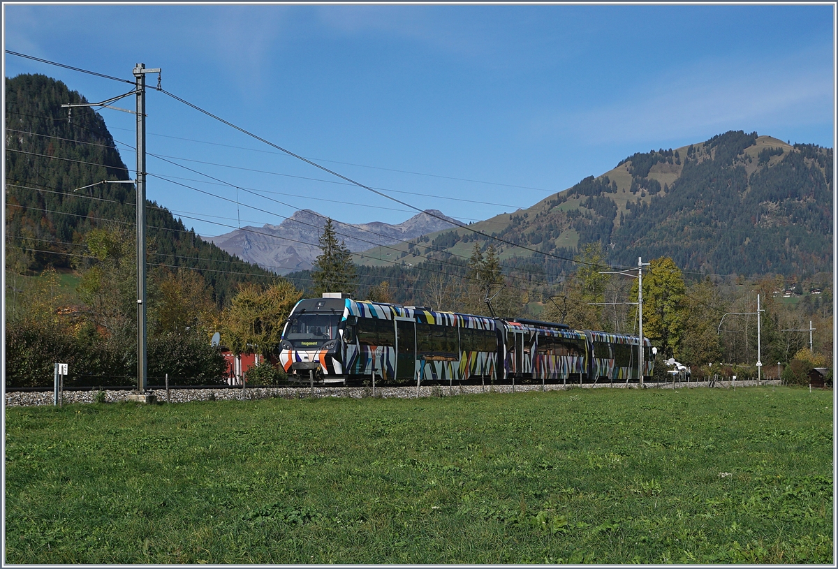 Der von Sarah Morris gestaltete Lenkerpendel  Monarch , bestehend aus ABt 341, Be 4/4 5001 und Bt 241 auf der Fahrt nach Rougemont kurz nach Gstaad.
10. Okt. 2017
