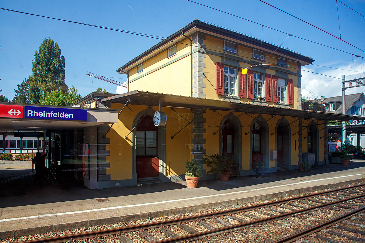 Der SBB Bahnhof Rheinfelden am 05.09.2021.
Der Bahnhof der Schweizerischen Bundesbahnen in Rheinfelden im Kanton Aargau, er wurde 1875 eröffnet und befindet sich an der Bözbergstrecke (Basel–Brugg–Zürich).