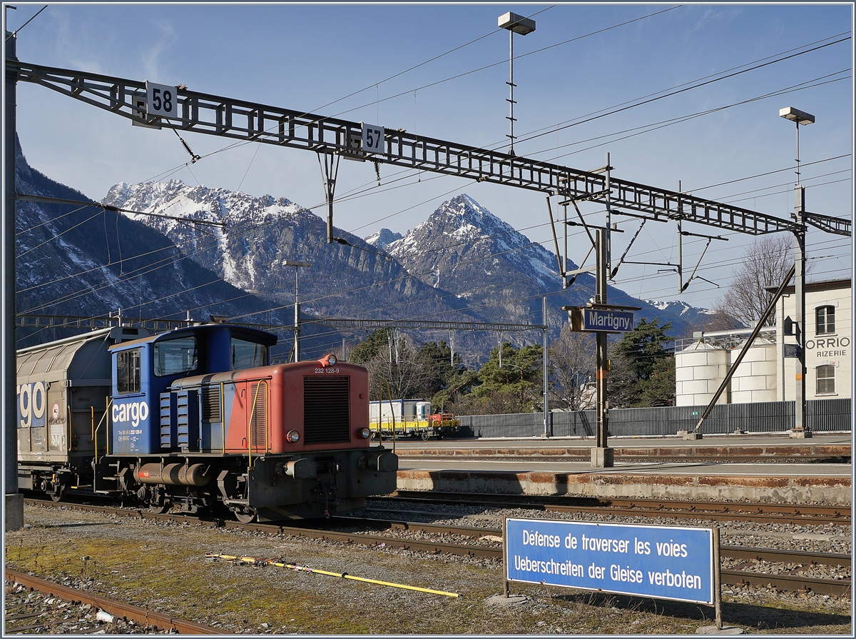 Der SBB Cargo Tm 232 128-9 (UIC 98 85 5 232 128-9 CH SBBC) in Martigny. 

9. Februar 2020