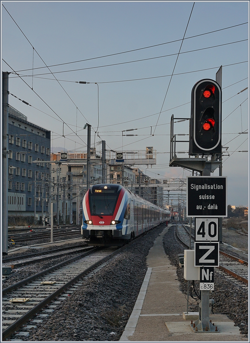 Der SBB CFF LEX RABe 522 224 erreicht von Genève kommend Annemasse, wo ein Ausfahrsignal für die Züge der Gegenrichtung verkündet, dass ab jetzt Schweizer Signale den Zugverkehr regeln. Untypisch jedoch, sowohl für Frankreich als auch für die Schweiz: auf der CEVA herrscht im Regelbetrieb Rechtsverkehr.

21. Januar 2020