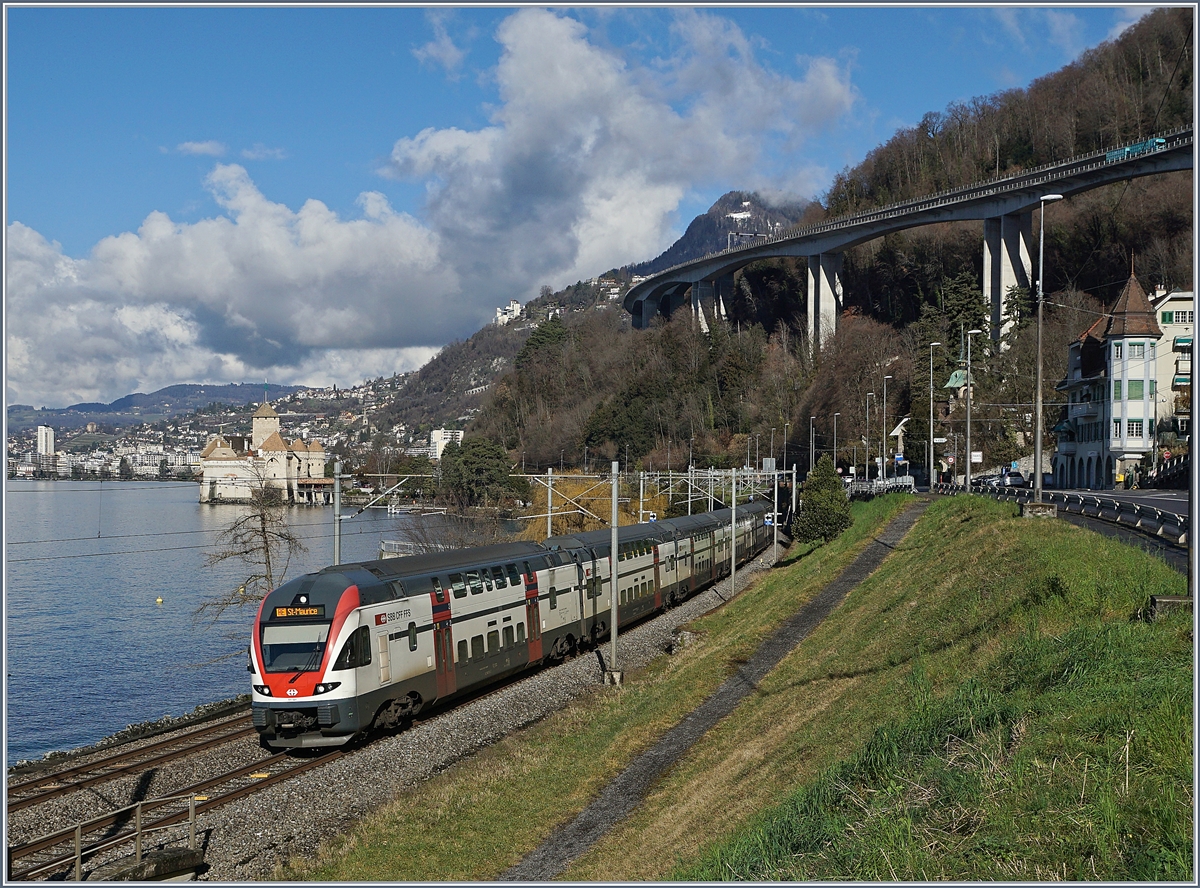 Der SBB CFF RABe 511 021 ist als RE 18425 von Annemasse nach St-Maurice beim Château de Chillon unterwegs. 

5. Februar 2020
