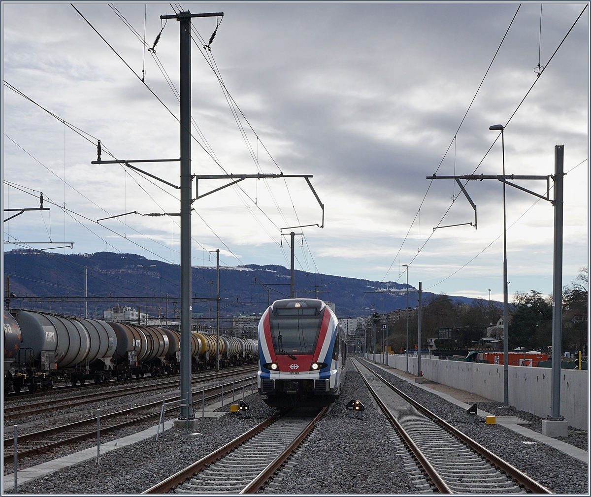 Der SBB CFF RABe 522 229 erreicht von Lancy-Bachet kommend in Kürze den nächsten Halt Lancy Pont Rouge. 

15. Dez. 2019